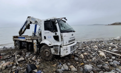 Van’da VASKİ’ye ait vinç takla attı: Sürücü ağır yaralandı