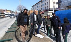 Çaldıran Belediyesi’nden trafik güvenliği için orta refüjlere panel çit