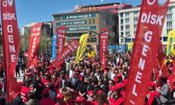 Van’da 1 Mayıs mitingi: On binler alanlara çıktı, “İrade gaspına hayır” sloganları yükseldi