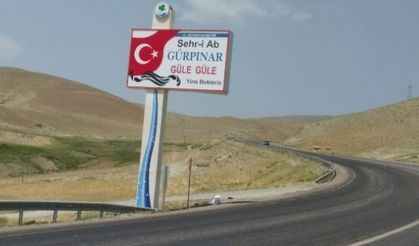 GÜRPINAR’DA KÜRTÇE TABELA KALDIRILDI
