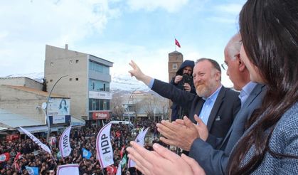 Temelli Muradiye'de 'süpüreceğiz' dedi, AKP'nin seçmenleri dikkatle izledi