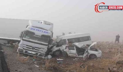 Çaldıran'da 3 aracın karıştığı kazada1 kişi hayatını kaybederken, 1 kişi de yaralandı