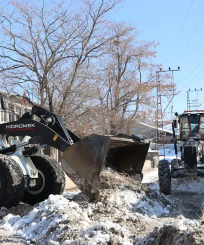 Özalp’ta karla mücadele seferberliği: Belediye ve esnaf el ele