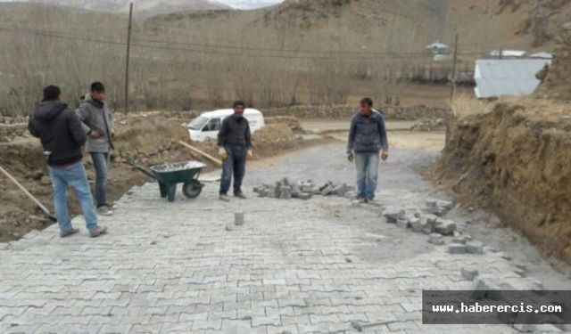 Saray'da stabilize yol yapım ve kilit taşı döşeme çalışmaları sürüyor.