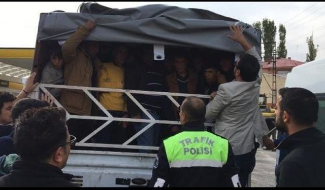 Muradiye'de Kamyonetin kasasında 57 yabancı uyruklu kaçak şahıs yakalandı