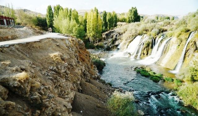 “Beton kullanılmayacak” denilmişti: Muradiye Şelalesine beton döktüler!