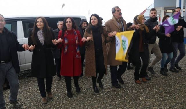 HDP Gürpınar Eşbaşkan adaylarını halka tanıttı:'Beton duvarları halka açacağız'