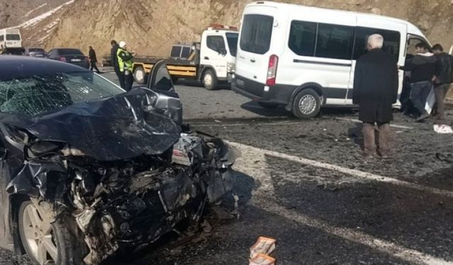 Van Gürpınar'da Otomobille Minibüs Çarpıştı: 14 Yaralı