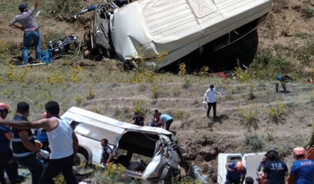 Van'da göçmenleri taşıyan minibüs devrildi: 10 ölü 25 yaralı