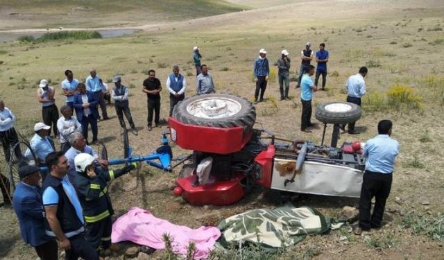 Van'da Traktörün devrilmesi sonucu 2 kişi hayatını kaybetti