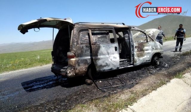 Van'da seyir halindeki araç alev alev yandı