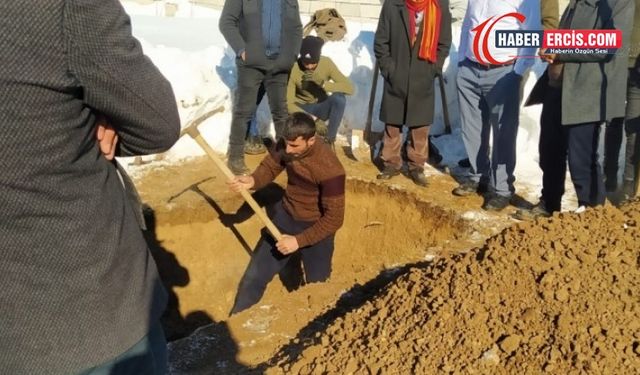 AKP’li Çaldıran Belediyesi Kürt siyasetçi Adugit'in mezarı için kepçe vermedi