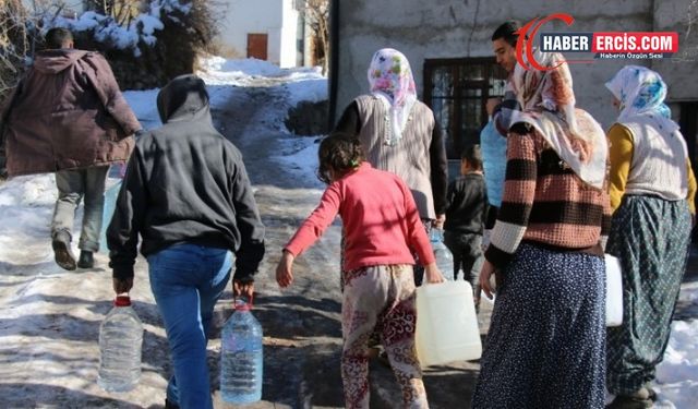 Van'da Validen bidonlarla su taşıyan mahalleliye: Daha önce su mu vardı?