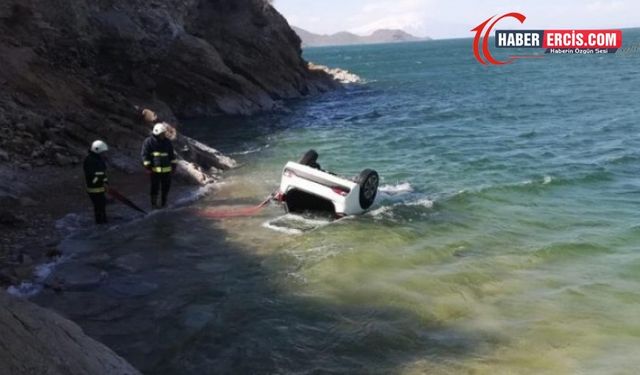 Kontrolden çıkan araç Van Gölü’ne düştü