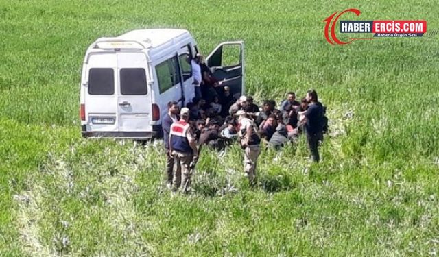 Van'da 49 mülteciyi taşıyan araç yoldan çıktı: 4 mülteci yaralı
