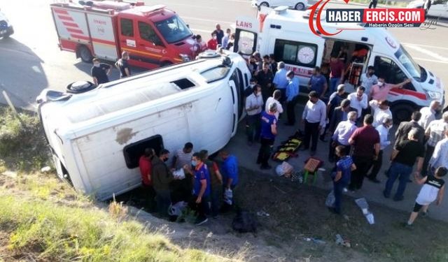 Van'da Lastiği patlayan minibüs devrildi: 8 yaralı