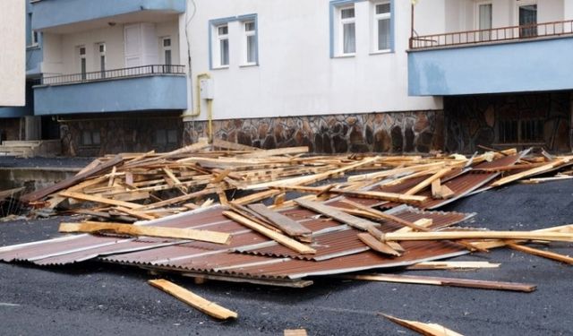 Bingöl’de kuvvetli fırtına binaların çatılarını uçurdu: 1 ölü, 1 yaralı