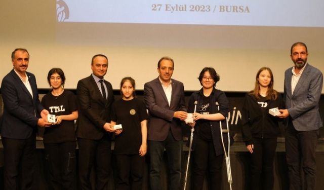 Bursa'da 'Bir Bilenle Bilge Nesil' ödüllerine kavuştu