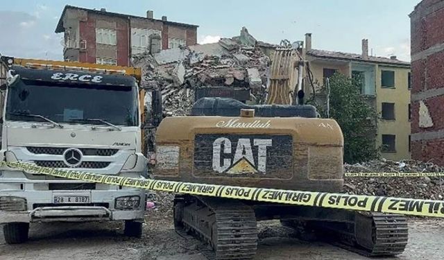 Elazığ'da kepçe ile kamyon arasına sıkışan işçi hayatını kaybetti