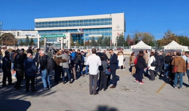 Gazeteciler ‘Sansür Yasası’nı görüşen AYM’nin önünde