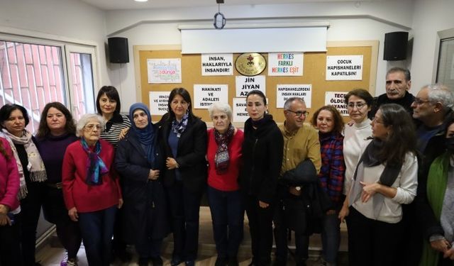 HEDEP'ten Cumartesi Anneleri'ne dayanışma ziyareti: Dayanışma mesajı verildi
