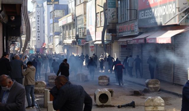 Van'da halkın direnişi devam ediyor: Kentin tüm ara sokaklarında olaylar başladı