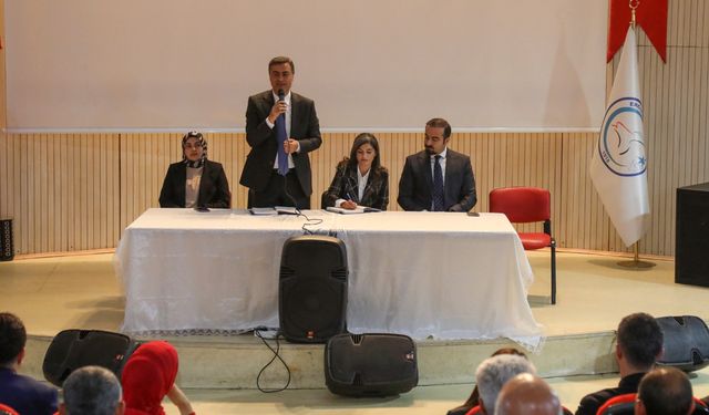 Van Büyükşehir Belediyesi Eşbaşkanları Erciş'te muhtarlarla bir araya geldi