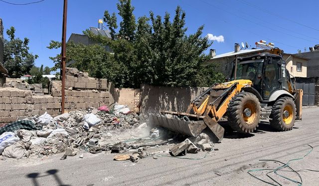 Edremit Belediyesi'nden çevre temizliği: 2 bin tondan fazla çöp toplandı