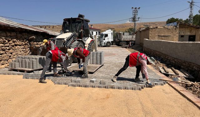 Edremit Belediyesi yol yapım çalışmalarını birçok koldan sürdürüyor