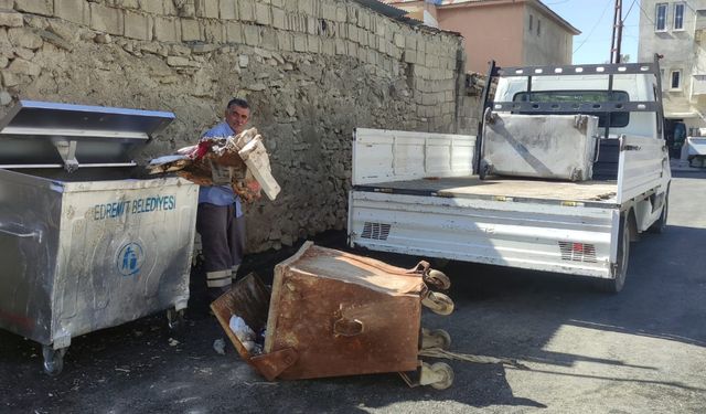 Edremit’te çöp konteynerleri yenileniyor