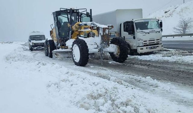 Tuşba Belediyesi, kar nedeniyle kapanan yolları açmak için seferber oldu