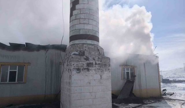 Çaldıran'da Cami Yangını İtfaiye Ekiplerince Söndürüldü