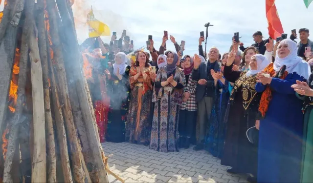 Erciş’te Newroz Coşkusu: Öcalan’ın Çağrısı Sahiplenildi, Devlete Adım Atma Çağrısı Yapıldı