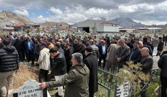 Van'da Yazar İbrahim Sungur son yolculuğuna uğurlandı