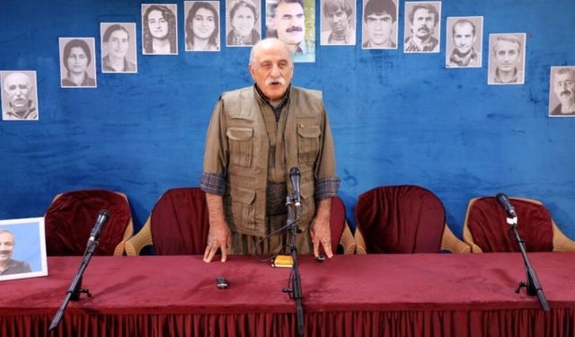 PKK'nin Fesih Açıklamasında Duran Kalkan'ın Arka Planındaki Fotoğraflar Dikkat Çekti: Fotoğraftaki İsimler Kimlerdir?
