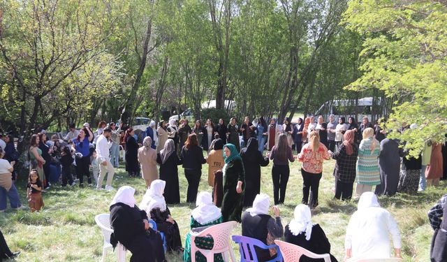 Edremitli Kadınlardan Anneler Günü Buluşması: Halaylar, Stranlar ve Dayanışma