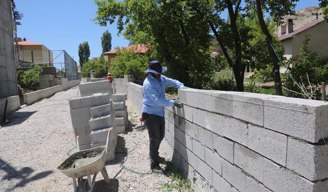 Tuşba Belediyesi, Akköprü’de Zarar Gören Duvarları Yeniden İnşa Etti