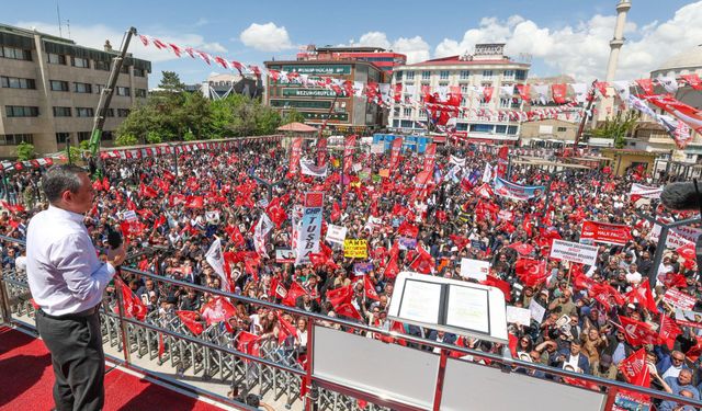 Özgür Özel Van’da konuştu: Terörsüz Türkiye’ye evet diyoruz