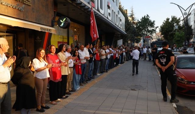 Van'da kayyım tarafından işine son verilen 223 işçi için insan zinciri oluşturuldu