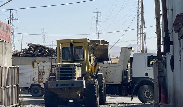 Tuşba Belediyesi, yangın sonrası temizlik çalışmalarını hızlandırdı