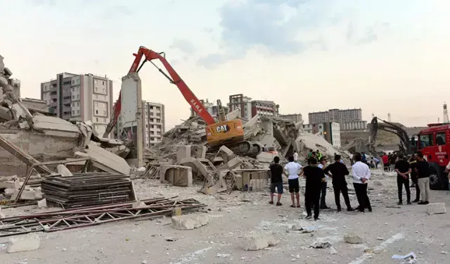 Ağır hasarlı bina yıkılırken çöktü, enkaz altında kalan operatör öldü