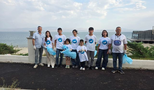 Erciş’te Van Gölü kıyıları çöplerden temizlendi: Aktivistler halkı duyarlılığa çağırdı