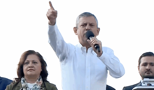 Özgür Özel’den Erdoğan’a: Meşruiyet burada, meydan “Tayyip istifa” diyor