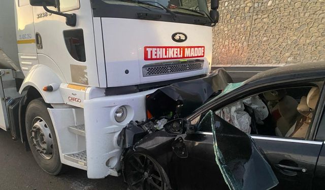 Van'da tanker ile otomobilin çarpışması sonucu 2 kişi öldü, 4 kişi yaralandı