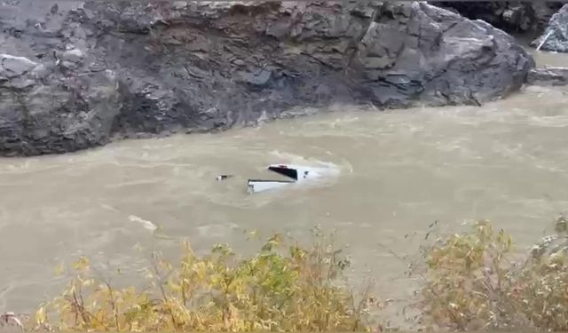Hakkari’de araç Zap Suyu'na yuvarlandı: 2 ölü, 2 yaralı