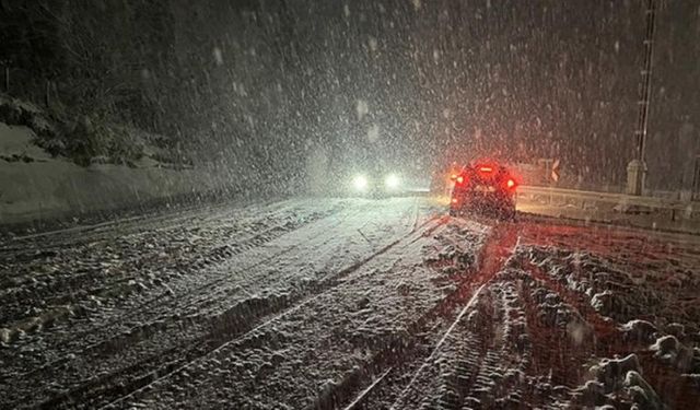 Kars'ta kar yağışı: 17 köyün yolları kapandı