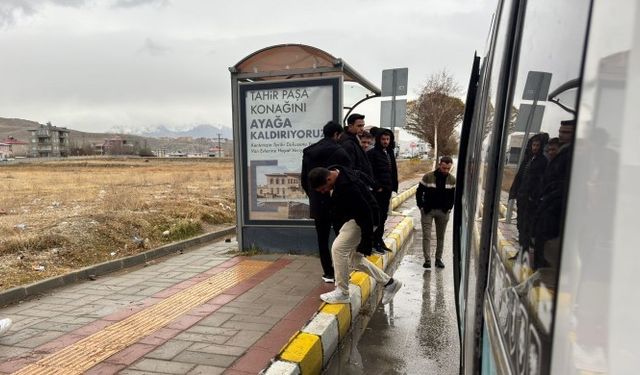 Van'da seferleri azaltan kayyım öğrencileri mağdur etti