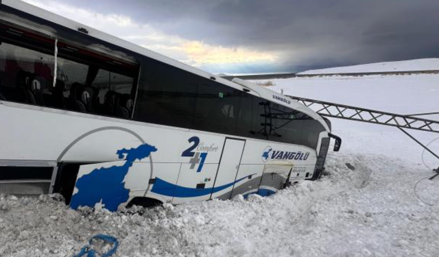 Van’da yolcu otobüsü kar küreme aracına çarptı: 11 yaralı