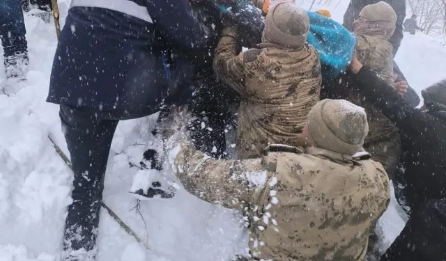 Van’da çığ felaketi: Enkazdan yaralı çıkarılan kadın yaşamını yitirdi