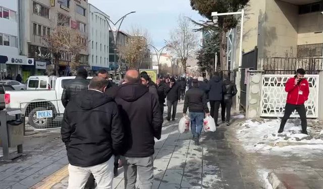 Van'da emeklilerden aylık tepkisi: "500 bin lirayla yetinmeyen, 20 bin lirayı emekliye yeterli görüyor"